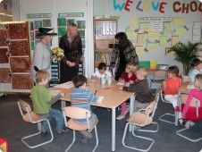 Janice Ireland shows Queen Beatrix around her school